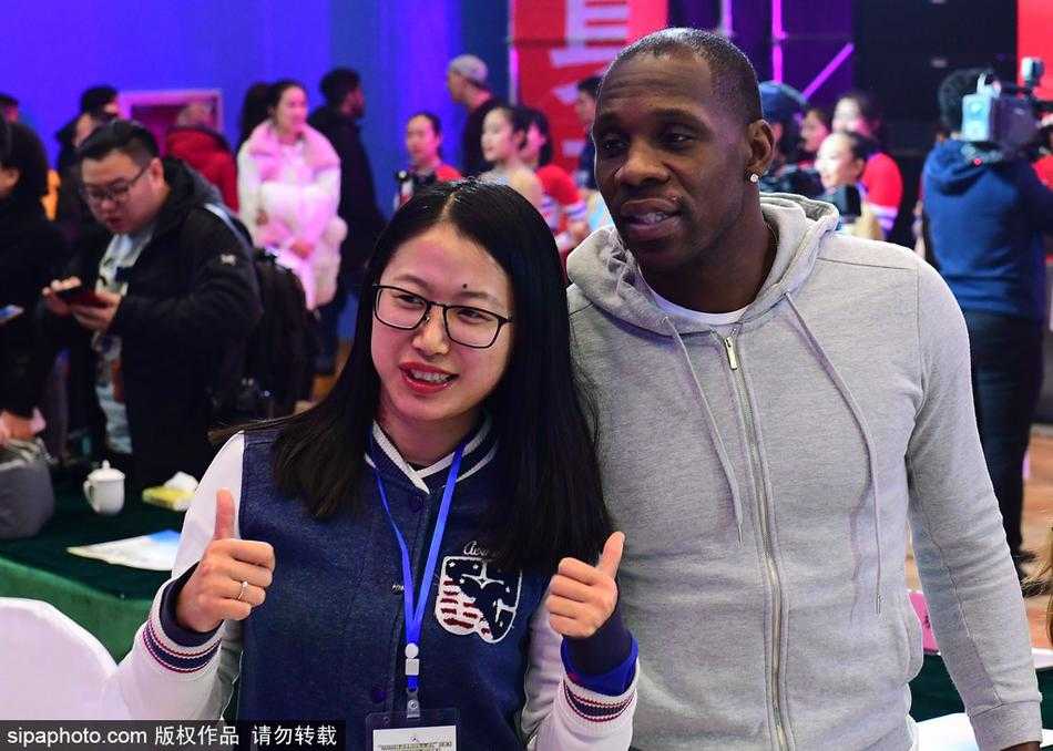 辽沈群星闪耀时 哈德森郭士强肇俊哲助阵沈阳运动汇 哈德森身披辽宁队战袍现身全民健身中心,手托篮球眼神坚定,引来现场粉丝阵阵欢呼