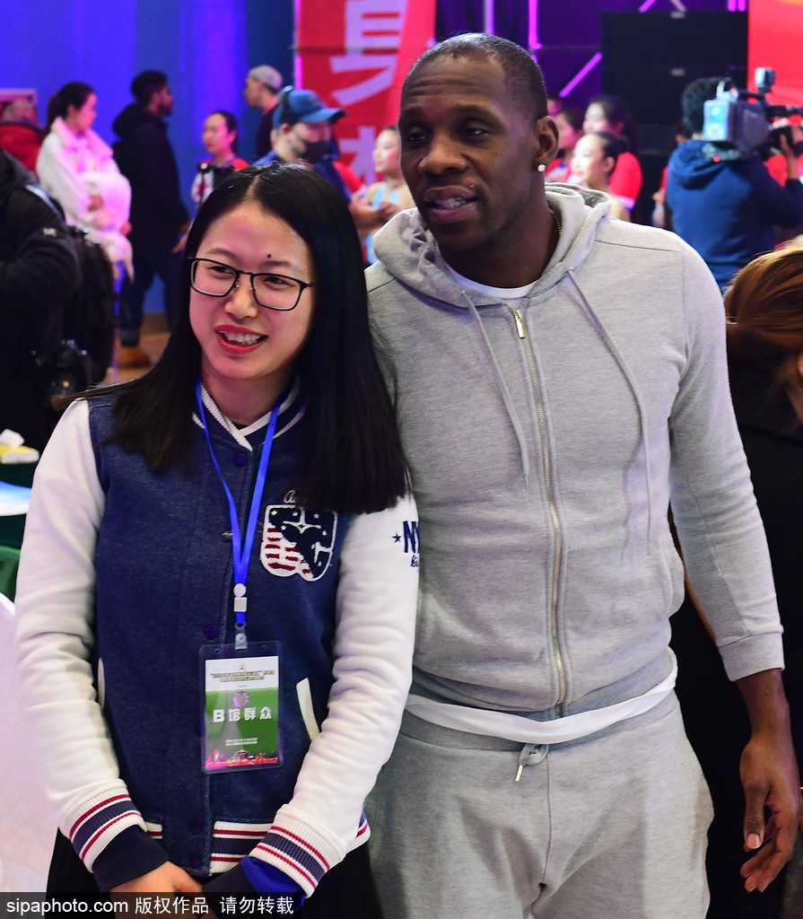 辽沈群星闪耀时 哈德森郭士强肇俊哲助阵沈阳运动汇 特写镜头下,肇俊哲在签名板上留下名字,一笔一划都透露出对沈阳全民健身事业的郑重支持