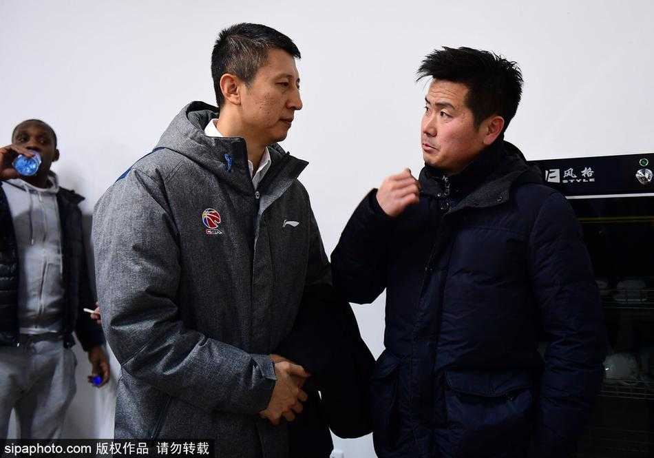 辽沈群星闪耀时 哈德森郭士强肇俊哲助阵沈阳运动汇 哈德森在人群中露出灿烂笑容与粉丝互动,他手中的篮球仿佛连接起职业体育与大众健身的桥梁