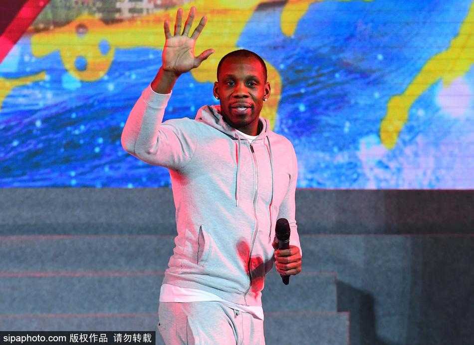 辽沈群星闪耀时 哈德森郭士强肇俊哲助阵沈阳运动汇 郭士强、哈德森与肇俊哲在活动背景板前并肩合影,三位辽沈体育英雄的同框成为当天最珍贵瞬间