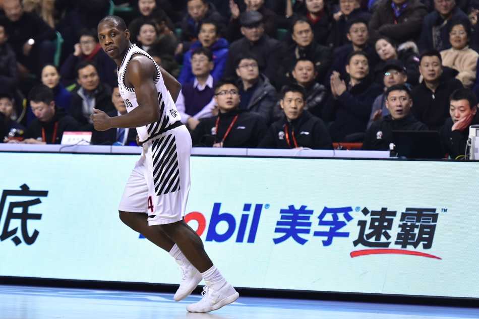 辽疆大战强势双杀卫冕冠军 巴斯韩德君联手摧毁新疆内线 新疆队核心亚当斯在辽宁队赵继伟的死缠烂打式贴防下,依然冷静地观察着场上局势,试图通过标志性的背后运球变向寻找那一丝突破的缝隙。