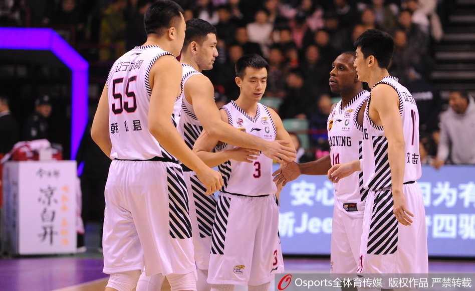 辽疆大战强势双杀卫冕冠军 巴斯韩德君联手摧毁新疆内线 新疆队李根在失去平衡的情况下,依然凭借强壮的身体倚住防守,艰难地将球抛向篮筐,展现出卫冕冠军球员不屈的斗志。