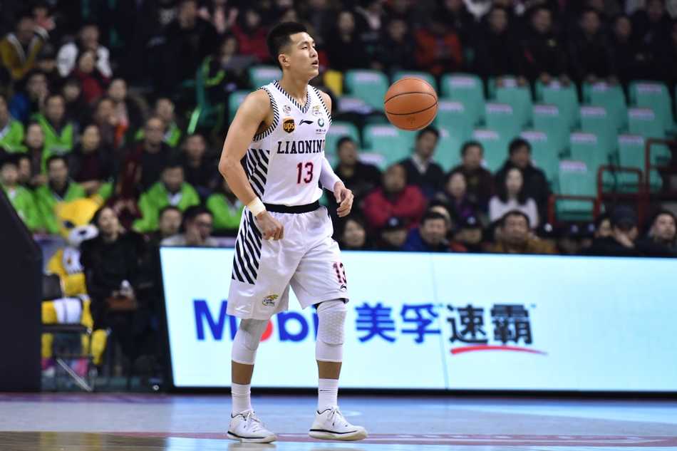 辽疆大战强势双杀卫冕冠军 巴斯韩德君联手摧毁新疆内线 辽宁队组织后卫赵继伟面对西热力江的死亡缠绕,从容不迫地指挥着队友跑位,他敏锐地捕捉到队友的切入时机,送出一记穿透力极强的击地妙传。