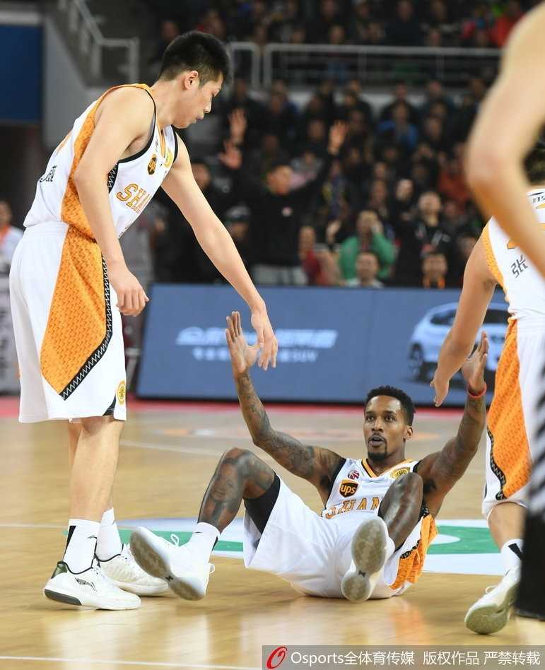 辽篮上演惊天逆转,哈德森下半场爆发引领客场胜利 终场哨响,辽宁球员紧紧围成一圈庆祝这场来之不易的逆转胜利,郭艾伦与队友击掌相庆,脸上写满了属于强者的骄傲。