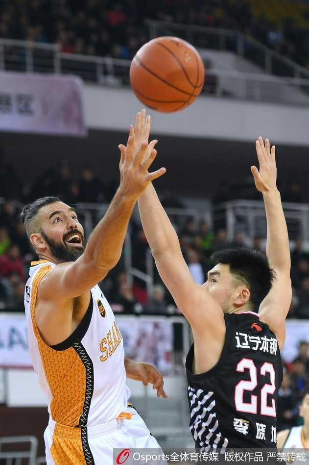 辽篮上演惊天逆转,哈德森下半场爆发引领客场胜利 哈德森在山西队球员严密防守下强行突破,眼神中透露出必胜的决心,篮球在指尖旋转仿佛凝聚了全场的焦点。