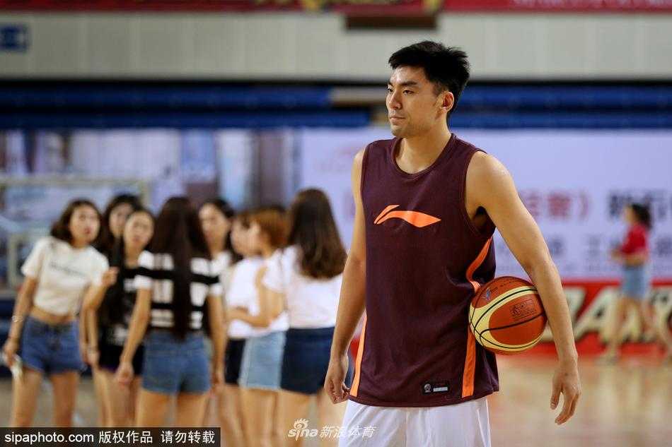 辽宁衡润队的队员们围成一圈，在场上进行着赛前的最后动员，他们的手臂交叠在一起，象征着此刻的团结与必胜的决心。廉明、高诗岩等即将远赴吉林的球员也在其中，虽然交流的协议已定，但此刻他们与辽宁队友们的心依然紧紧相连，共同为眼前的这场胜利呐喊。