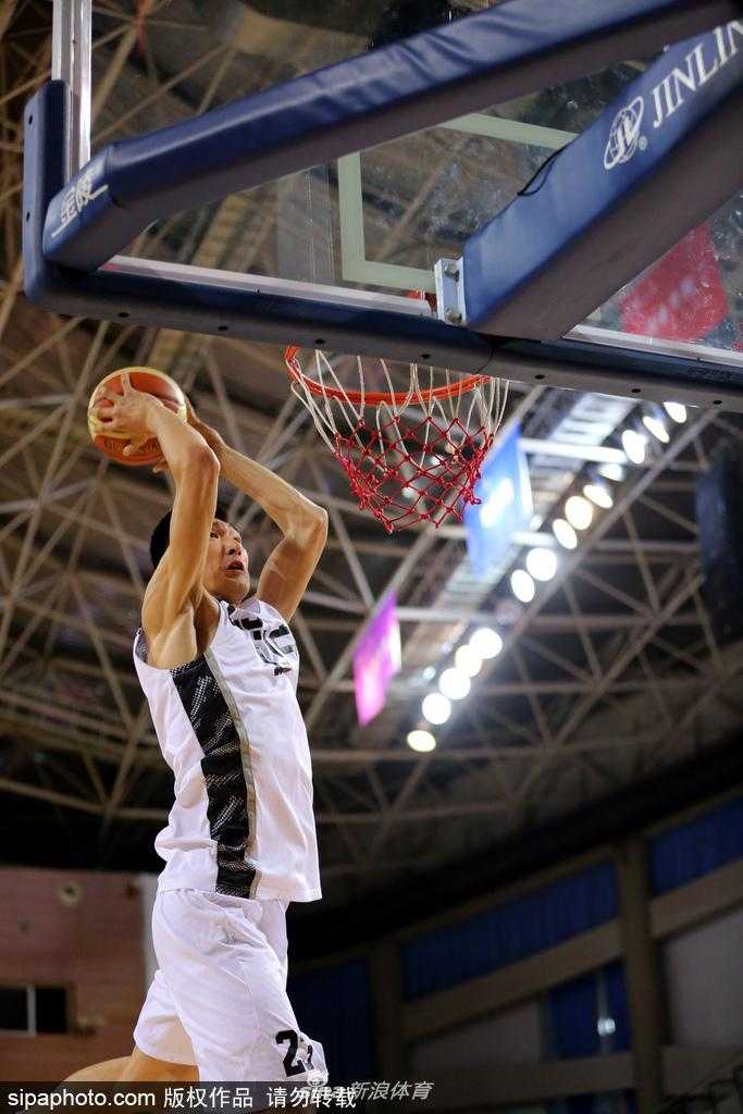 辽宁衡润队的球员在多人包夹下依然强势上篮，他在空中舒展身体，试图在对抗中寻找出手的空间。这种充满侵略性的打法点燃了全场的气氛，也展现了辽宁队深厚的战术素养和球员个人能力。