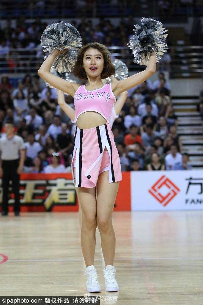 深圳队球员在外线果断出手三分，皮球划过一道美丽的弧线飞向篮筐。辽宁队的防守球员虽然奋力扑防，但依然稍慢一步，这种电光火石之间的攻防转换，正是篮球比赛最吸引人的魅力所在。