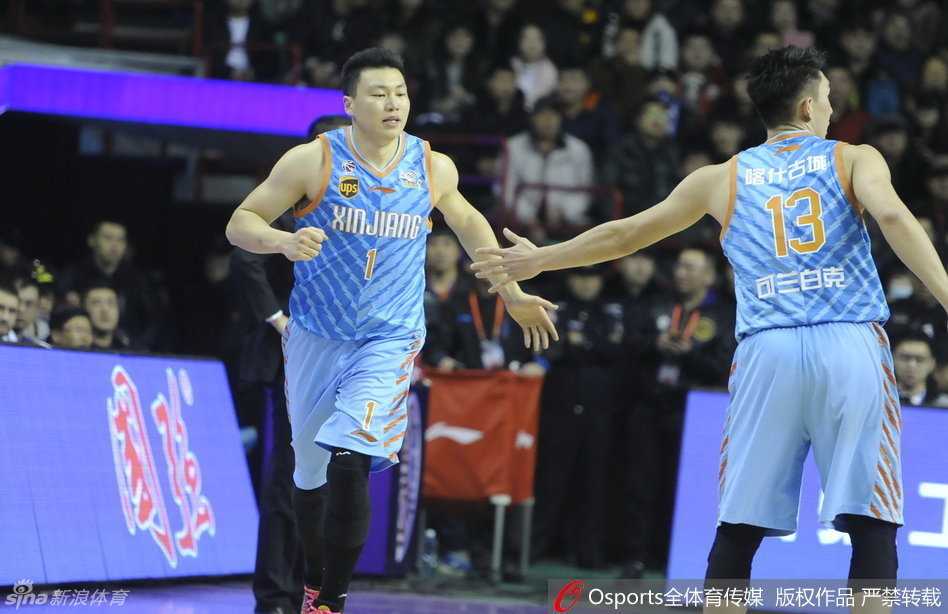 辽篮主场三分雨擒新疆 郭艾伦准三双韩德君制胜封盖 郭艾伦运球强行突破,如利刃般直插新疆防线,眼神中透露着不可阻挡的坚定