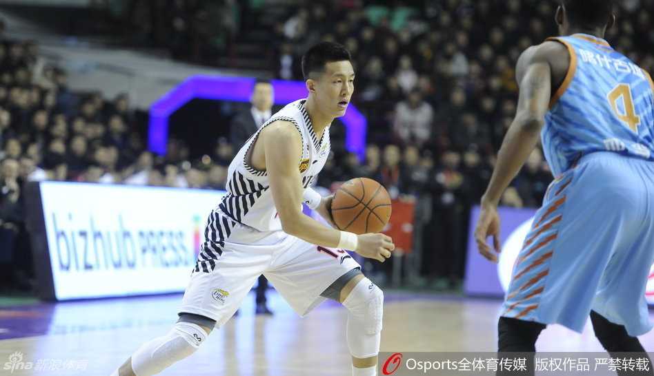 辽篮主场三分雨擒新疆 郭艾伦准三双韩德君制胜封盖 韩德君直冲篮下,在新疆队员合围中高高跃起,强硬上篮打成关键进攻