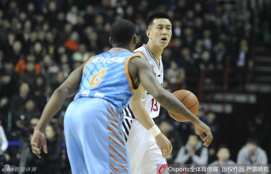 辽篮主场三分雨擒新疆 郭艾伦准三双韩德君制胜封盖 兰多夫背身单打,与防守者进行激烈身体对抗,强硬转身寻觅出手空间