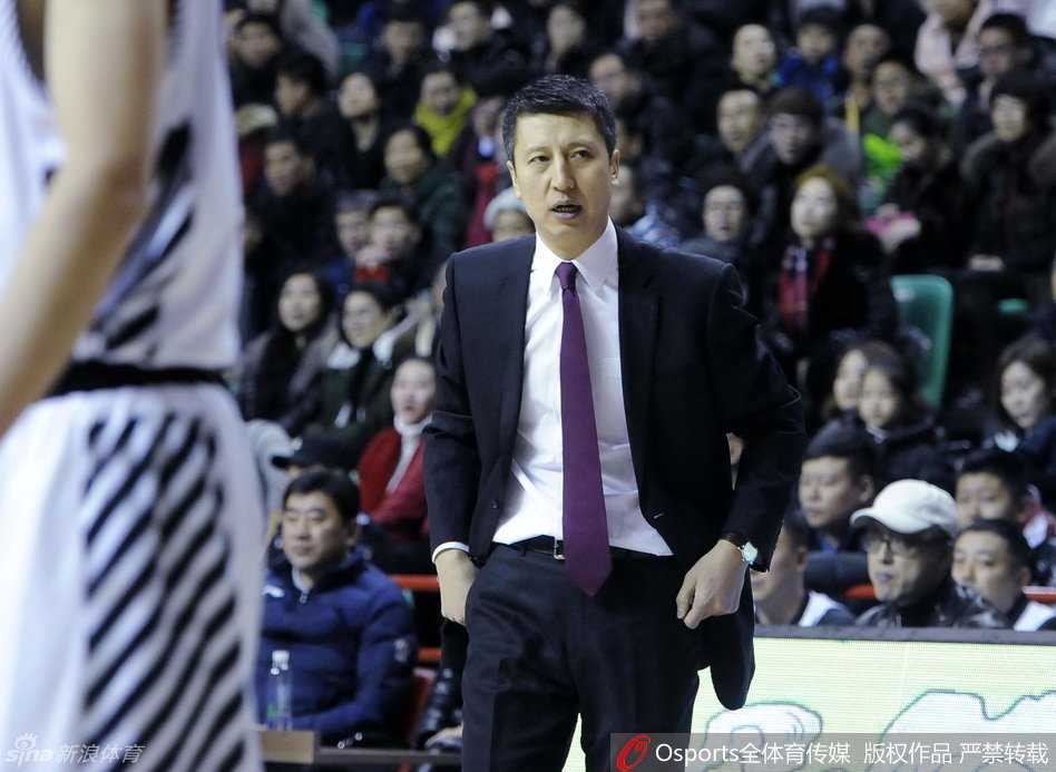 辽篮主场三分雨擒新疆 郭艾伦准三双韩德君制胜封盖 赵继伟外线出手,皮球划过一道完美弧线,在对手封盖到来前精准飞向篮筐