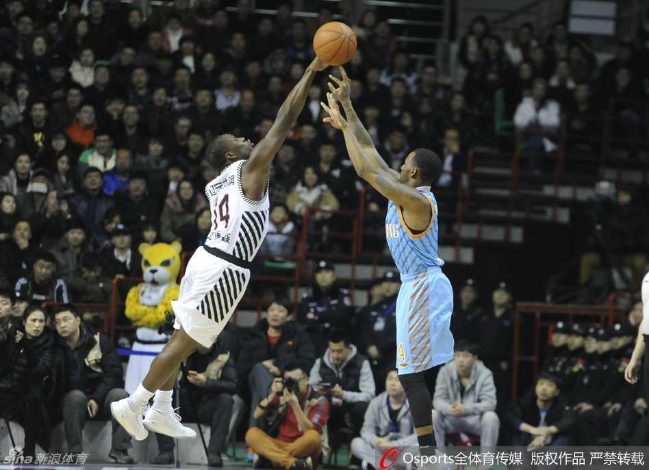 辽篮主场三分雨擒新疆 郭艾伦准三双韩德君制胜封盖 郭士强场边振臂指挥,神情激昂,为弟子们的每一次精彩配合呐喊鼓劲