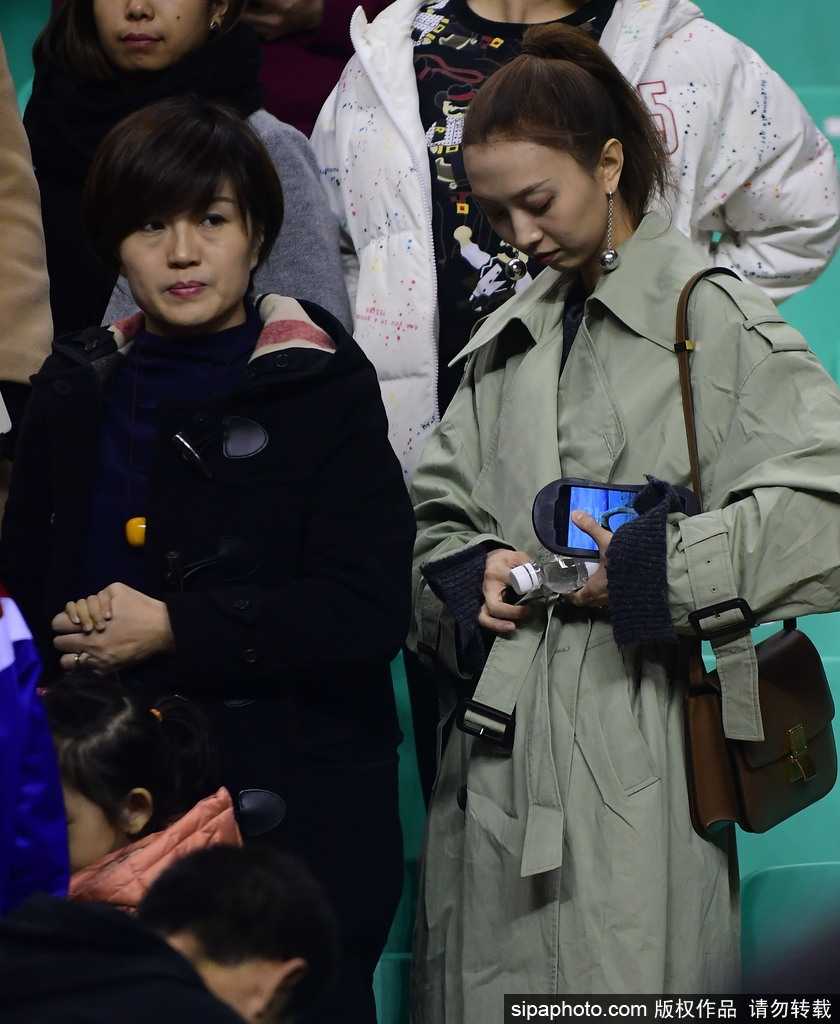 胜利的喜悦洋溢在每一个人的脸上，李晓旭爱妻的笑容如同绽放的花朵，这笑容里有对丈夫表现的骄傲，也有对团队获胜的由衷欣喜。