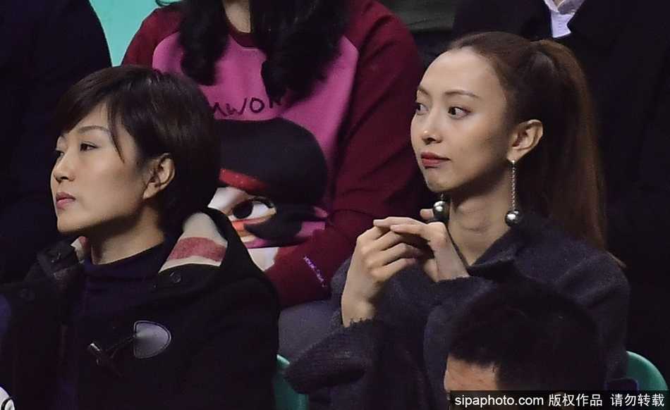 看台上，李晓旭的爱妻目光如炬，她的视线紧紧锁定着场上那个熟悉的身影，温柔中带着一丝紧张，仿佛在用眼神传递着无声的鼓励。