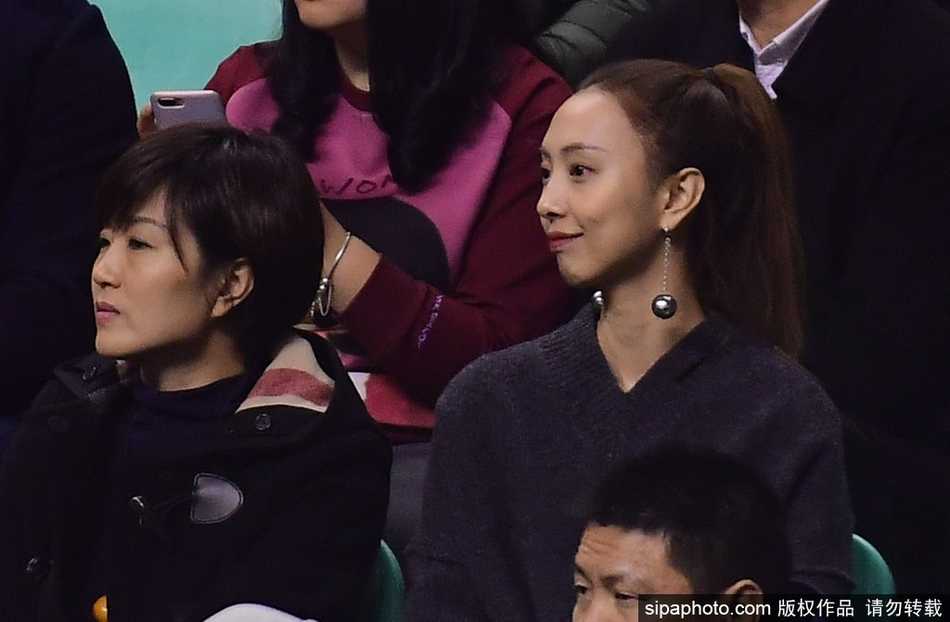 郭士强指导的妻女安静地坐在看台上，小女儿目不转睛地盯着球场，或许在她眼中，父亲在场边指挥若定的样子是世界上最伟岸的背影。