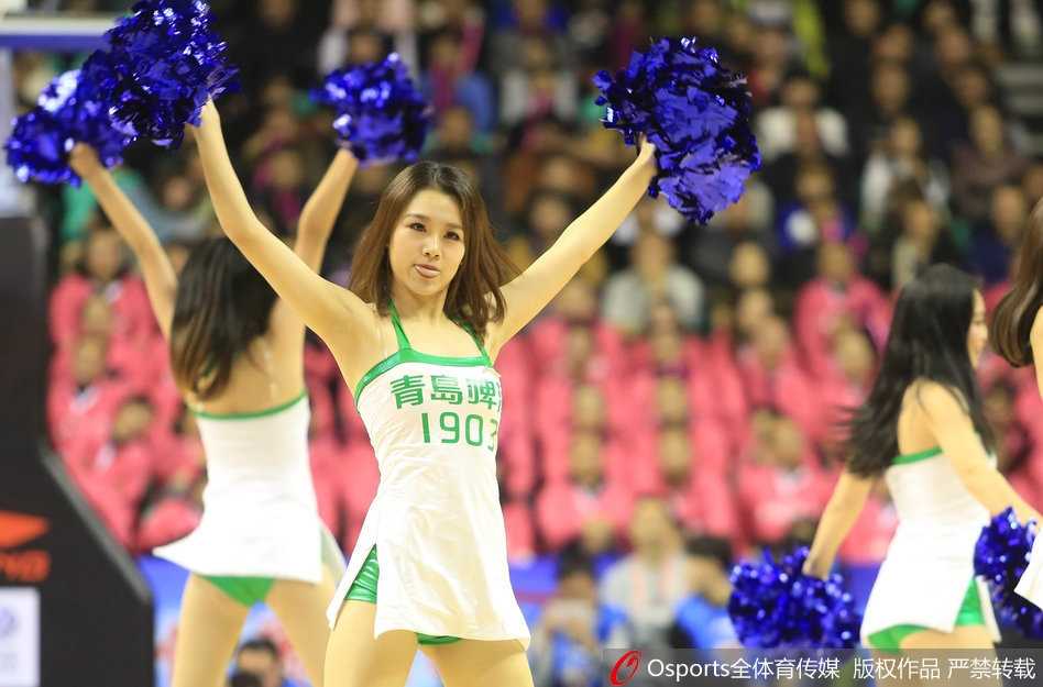 辽篮主场激战广厦 篮球宝贝热舞点燃冬日激情 即使是在暂停的短暂间隙,啦啦队员们也毫不松懈。她们迅速冲进场内,用标志性的微笑和利落的舞蹈动作,让紧张等待比赛重启的球迷们依然沉浸在热烈的氛围之中。
