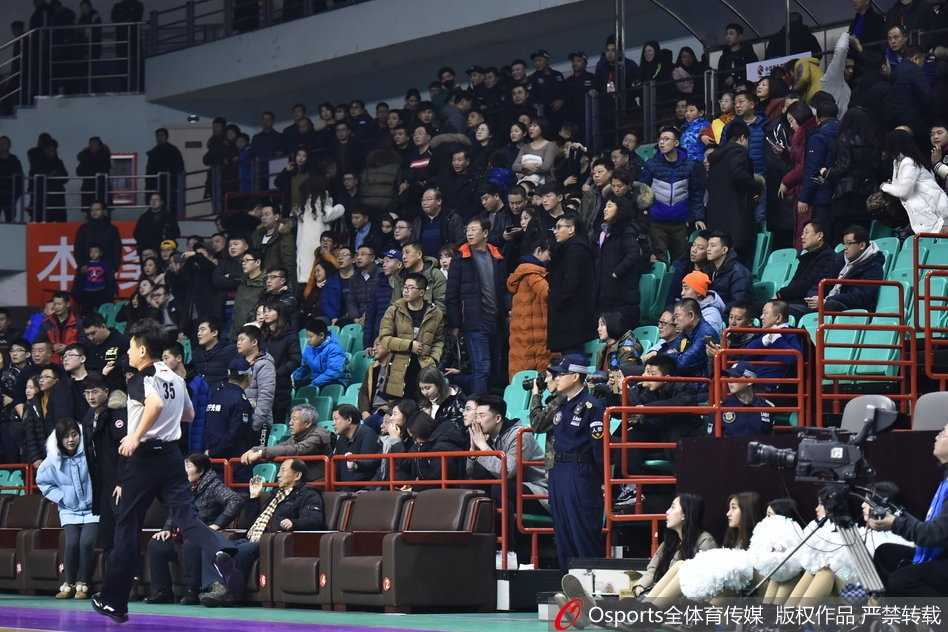 辽宁队主帅郭士强在场边焦急地指挥着比赛，眼神中透露出对场上局面的无能为力，身后的电子记分牌上，84-98的比分显得格外刺眼，宣告着五连胜的终结。