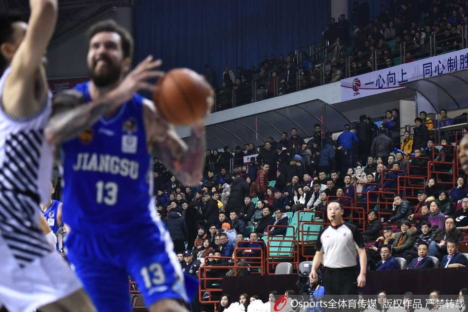 比赛尚未完全结束，但球场通道入口处，几位辽宁球迷的背影渐渐远去，他们选择了提前离场，将球场内的喧嚣和失利的苦果留在了身后，这一幕令人无限唏嘘。