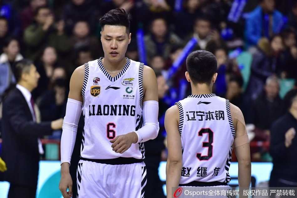 辽宁队外援莱斯特·哈德森在三分线外果断出手，篮球在空中划出一道美丽的弧线，全场球迷屏息期待。