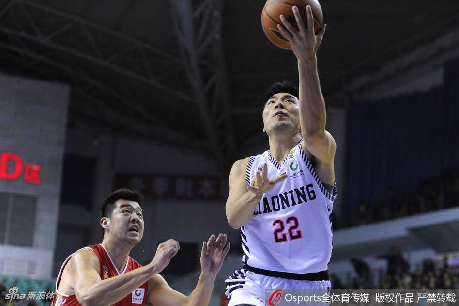 巴斯在防守端完成抢断后一条龙奔袭至前场，高高跃起完成单手劈扣，这记雷霆万钧的暴扣让整个球馆瞬间陷入沸腾。