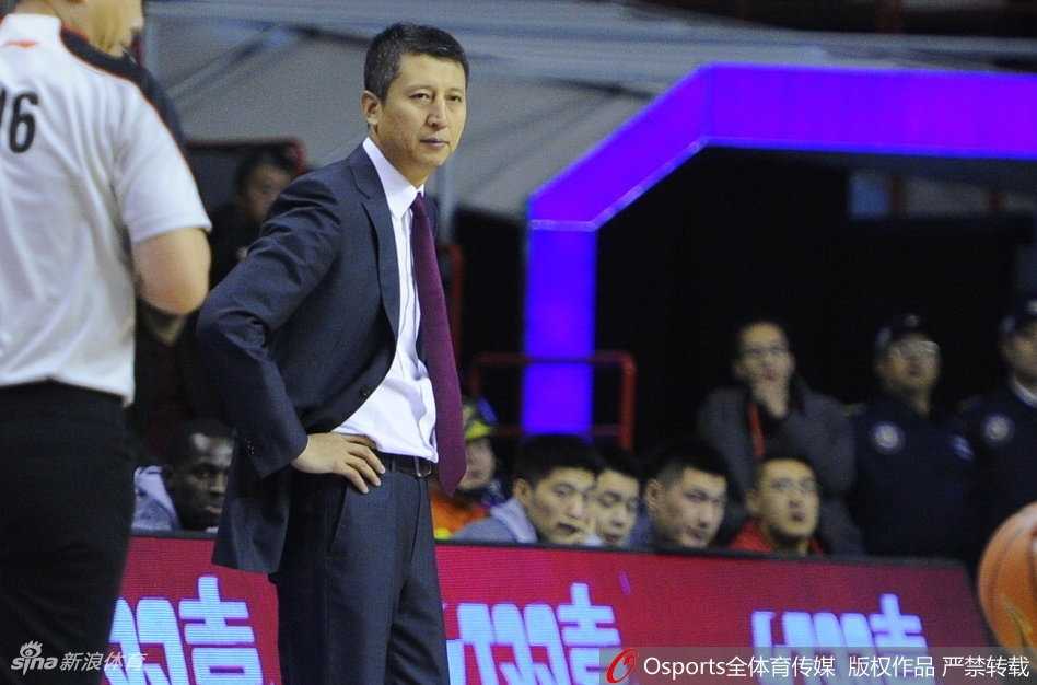 内线巨塔韩德君在八一队禁区翻江倒海，他用一次次势大力沉的双手灌篮，向所有人展示着国内顶级中锋的绝对统治力。