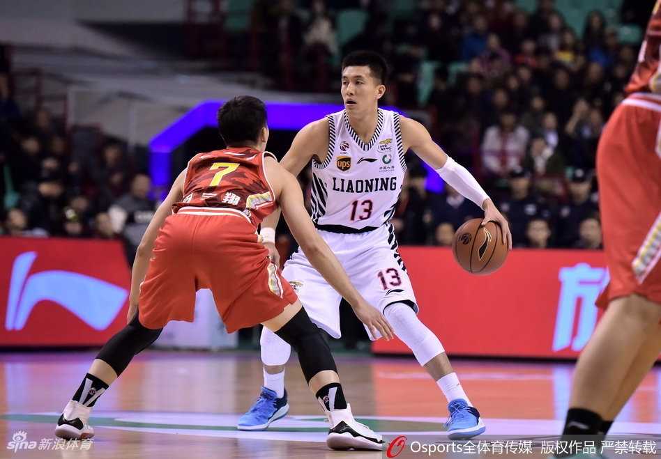 哈德森在三分线外觅得良机，面对八一队员的飞身封堵，他眼神坚毅，手起刀落，皮划划过一道美妙弧线直钻网心。