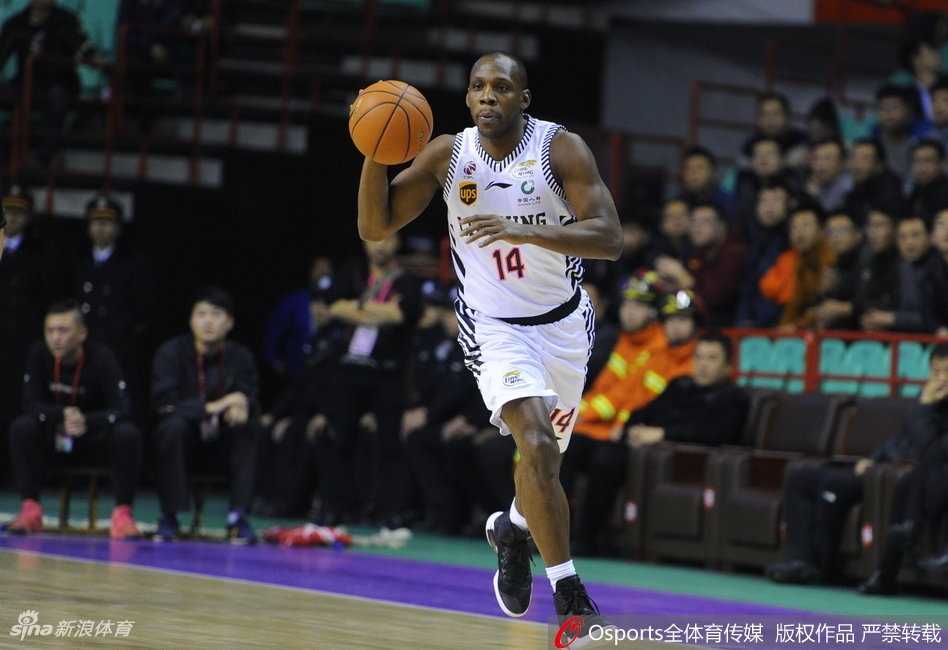 李晓旭高高跃起，在八一队内线头上摘得宝贵的前场篮板，落地瞬间他怒目圆睁，全身散发着国产魔兽的强悍与霸气。