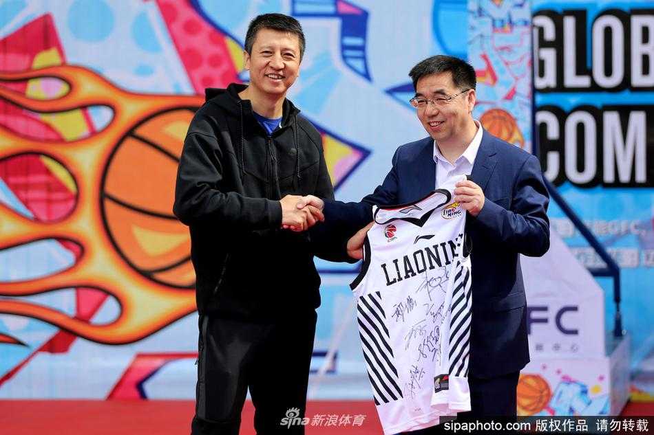 在郭士强的关注下，参加街头篮球争霸赛的球员们在赛场上激烈对抗，展现出沈阳年轻人蓬勃的朝气与篮球热情。