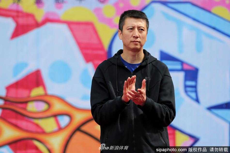 郭士强在沈阳街头篮球争霸赛上为揭幕战开球，他单手将球抛向空中，标志着这场民间篮球盛事正式拉开战幕。