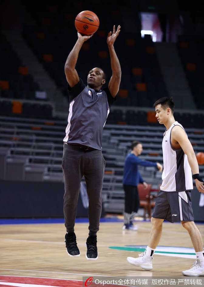 韩德君篮下卡位准备接球，尽管身上有伤，但他的训练态度依旧一丝不苟。