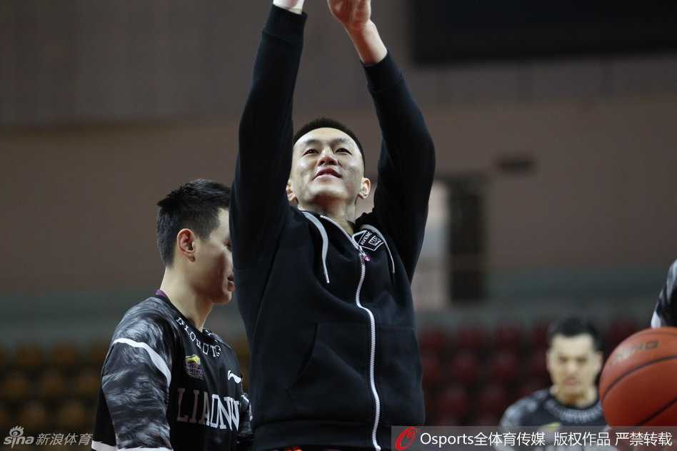 哈德森身着灰色连帽衫，在训练中闲庭信步，虽然打扮随意但手上的控球动作一丝不苟，展现了扎实的基本功。