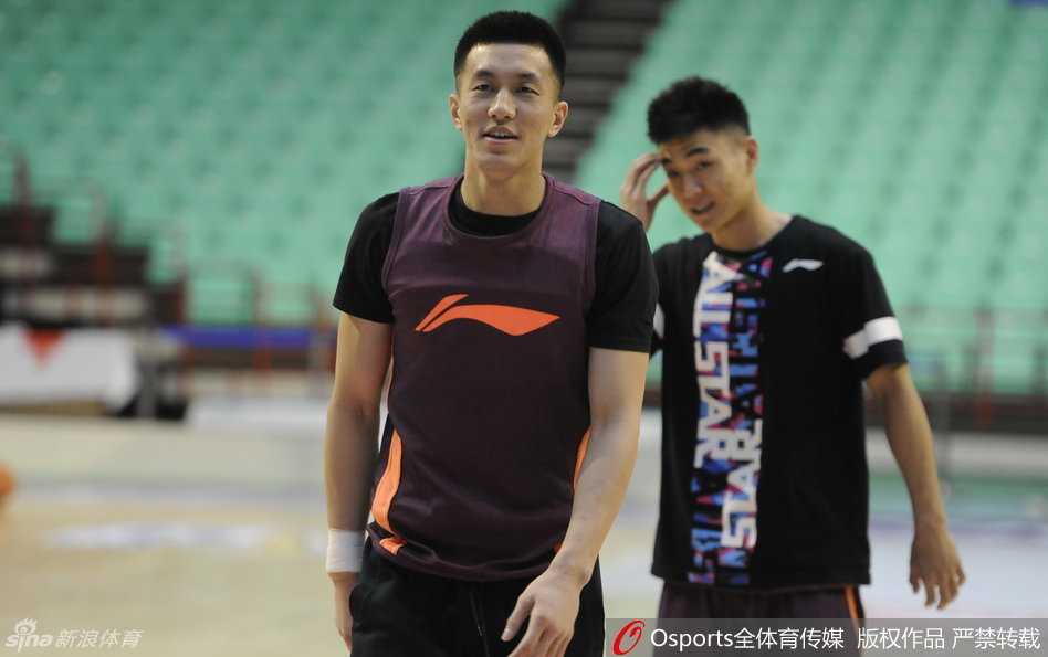 郭艾伦持球面对防守，眼神犀利如电，周身散发出舍我其谁的强大气场。