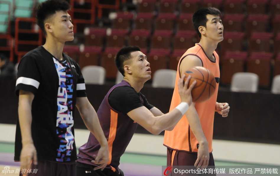 郭艾伦在训练场上开怀大笑，眼睛眯成月牙，心情无比舒畅。