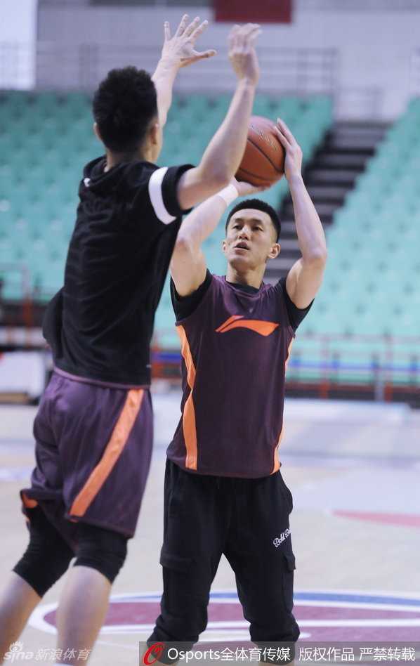 内线巨塔韩德君在场上挥手指挥队友跑位，霸气侧漏好似运筹帷幄的将军。