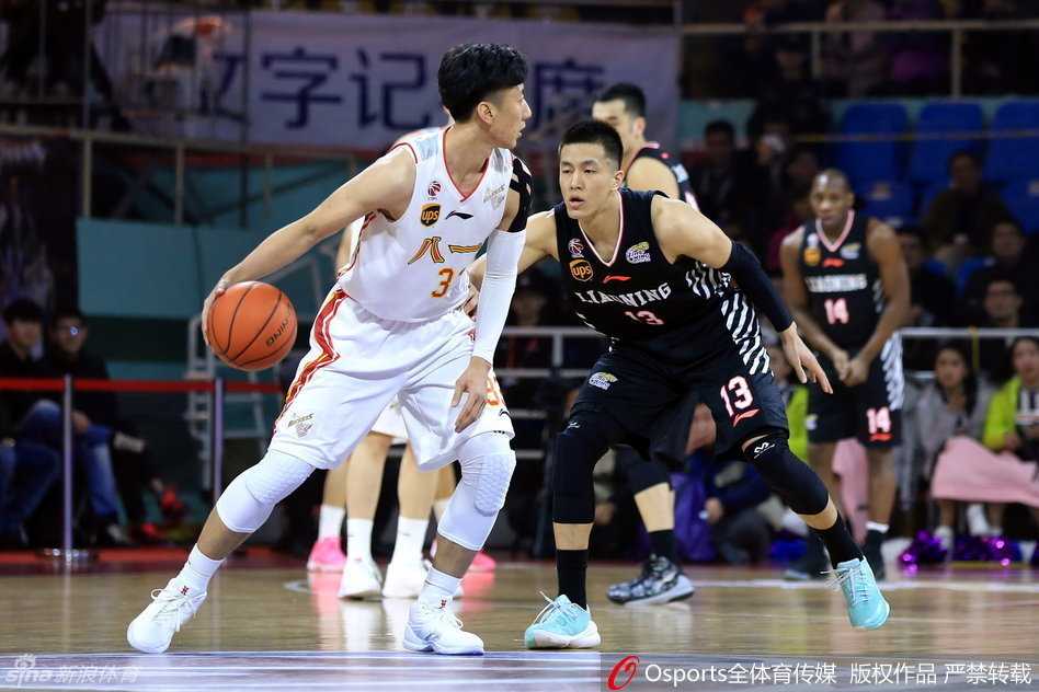 辽篮众将齐发力主场奏凯,郭艾伦犀利突破引领胜利狂潮 郭士强场边镇定指挥,双手拢在嘴边大声呼喊战术,他的每一次调度都关乎球队胜负走向。