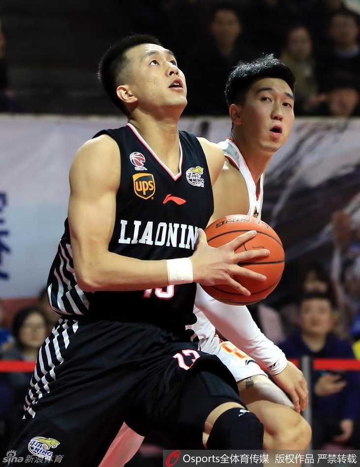 辽篮众将齐发力主场奏凯,郭艾伦犀利突破引领胜利狂潮 郭艾伦如利剑出鞘,外线持球面对严防毫无惧色,眼神中透露出强烈的攻击欲望。