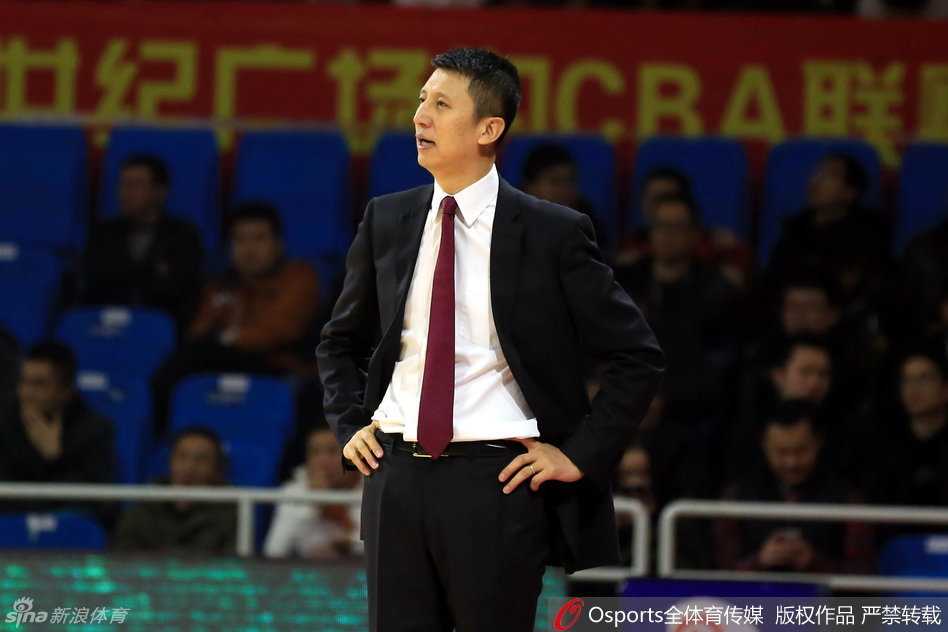 辽篮众将齐发力主场奏凯,郭艾伦犀利突破引领胜利狂潮 许钟豪中距离跳投出手,面对防守他果断起跳,指尖轻柔地将球拨出,动作标准流畅。