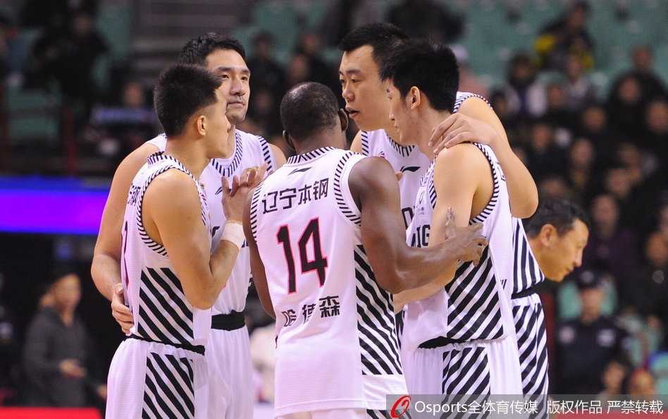 郭艾伦击地妙传穿越防线，助攻韩德君轻松吃饼双手灌筐