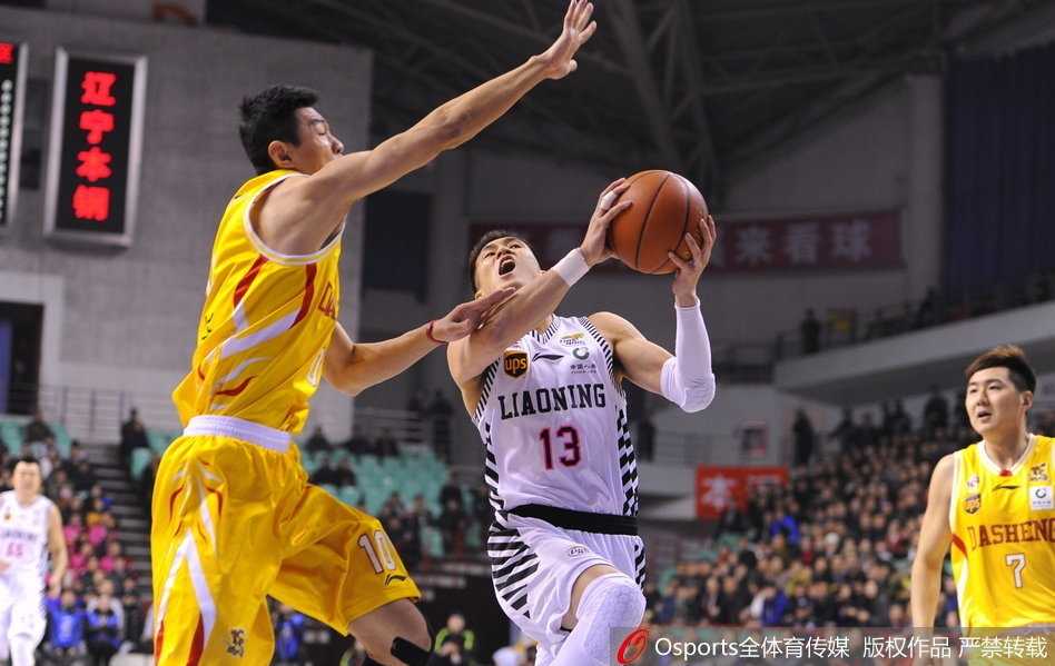 韩德君顶开防守霸王步劈扣，整个篮架都在为之颤抖