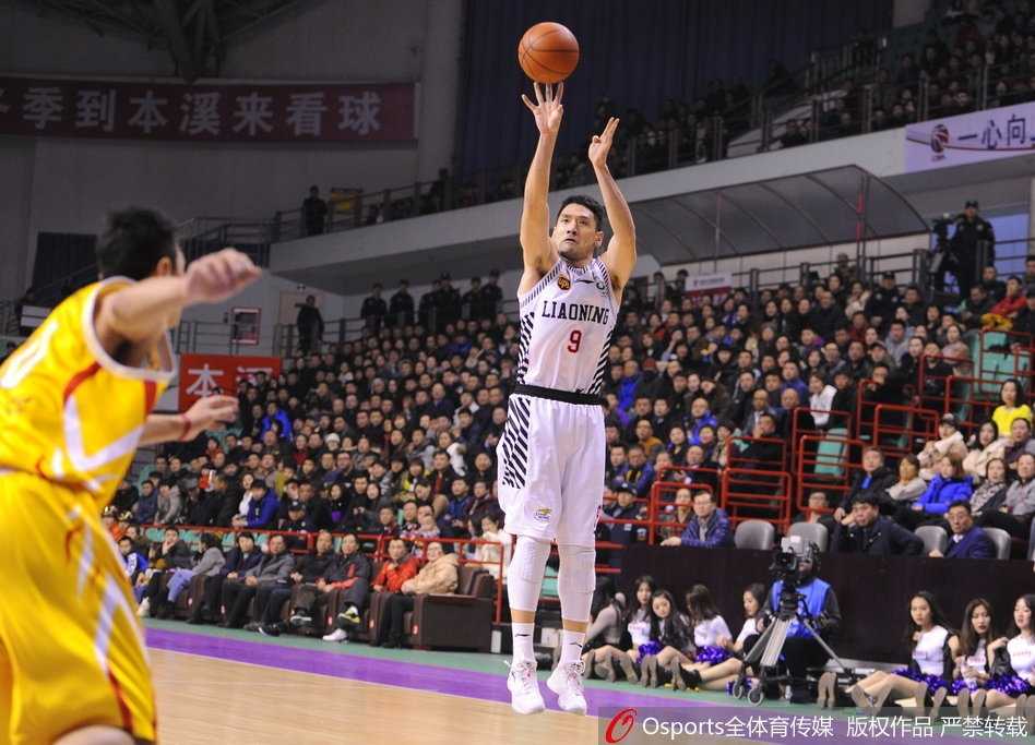 哈德森在巴赫拉米严防死守下依然自信出手，皮球在空中划出完美弧线