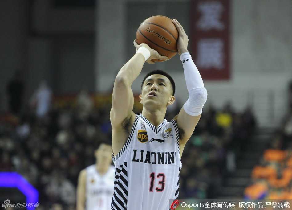 辽篮元旦激战录:哈德森神射定胜局,郭艾伦突破串联送秒传 辽宁主场气氛热烈,哈德森在三分线外稳稳出手,篮球划过完美弧线直钻网窝,瞬间点燃全场欢呼。