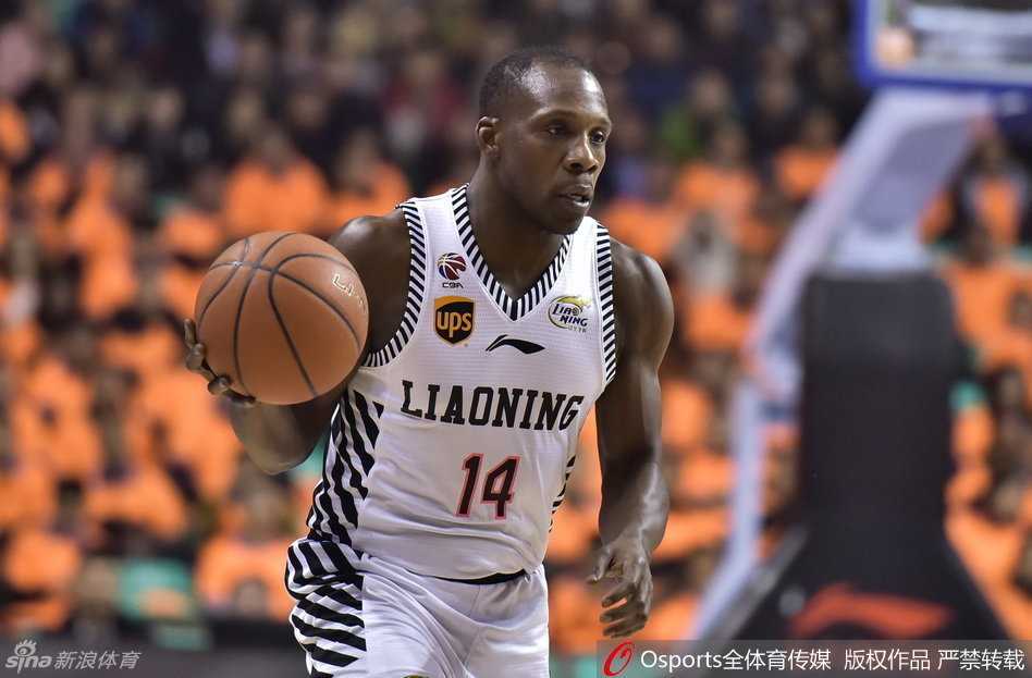 辽篮元旦激战录:哈德森神射定胜局,郭艾伦突破串联送秒传 哈德森抢断后发动快攻,面对空篮轻松挑篮得手,身后的深圳队球员只能望球兴叹,目送皮球入网。