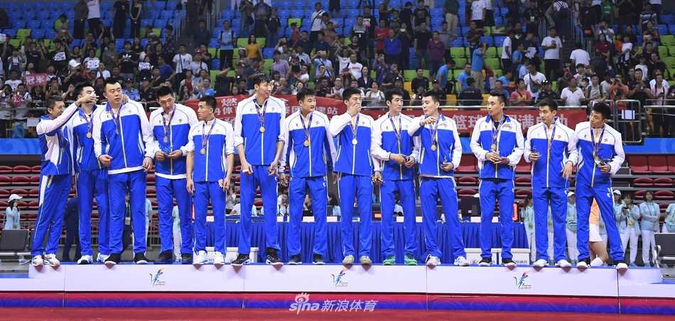 辽篮全运终圆梦:五十八载风雨路,将士齐心破疆擒王夺冠 郭艾伦在新疆队两人的严密包夹下强行突破,他眼神坚毅,身体在对抗中失去平衡,却依然将球高高抛向篮筐,展现出了亚洲顶尖控卫的风采。