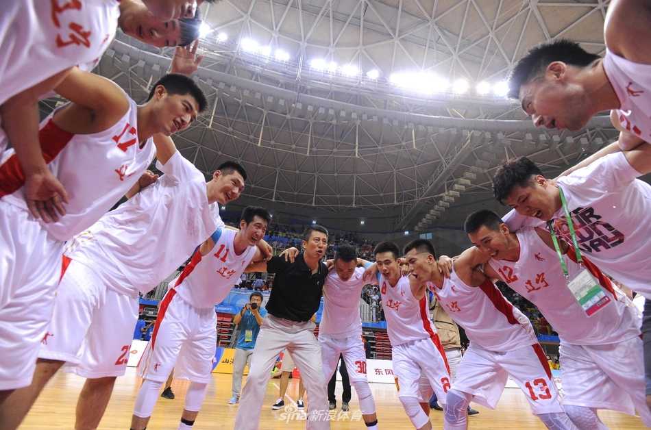 辽篮全运终圆梦:五十八载风雨路,将士齐心破疆擒王夺冠 颁奖仪式上,辽宁男篮全体队员整齐列队,胸前的金牌在灯光下闪闪发光,他们深情凝视着缓缓升起的五星红旗,眼中饱含激动与自豪的泪水。