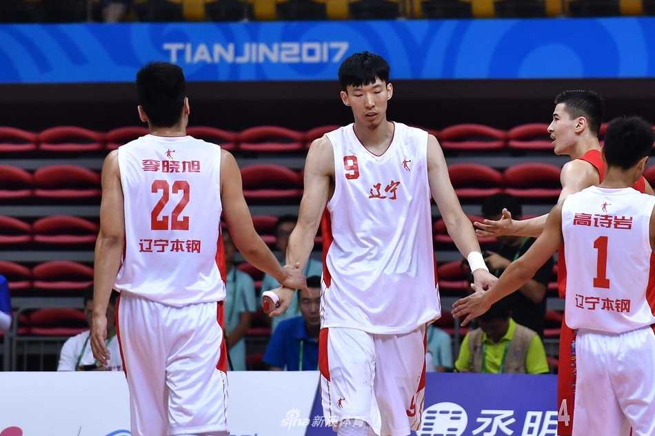 辽篮全运终圆梦:五十八载风雨路,将士齐心破疆擒王夺冠 周琦在篮下高高跃起,在与新疆队外援的对抗中稳稳摘下前场篮板,手臂上的肌肉线条分明,这一刻他就是辽宁内线最可靠的屏障。