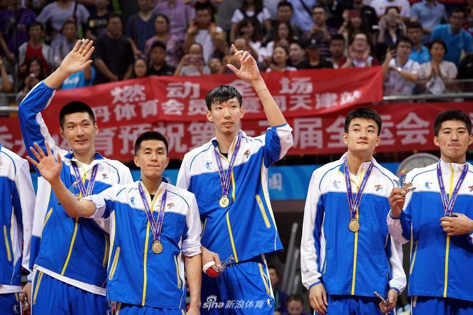 辽篮全运终圆梦:五十八载风雨路,将士齐心破疆擒王夺冠 终场哨响瞬间,辽宁男篮全队沸腾,球员们激动地冲向场地中央,将他们的主帅郭士强高高抛起,空中定格的是胜利的喜悦与多年的释放。