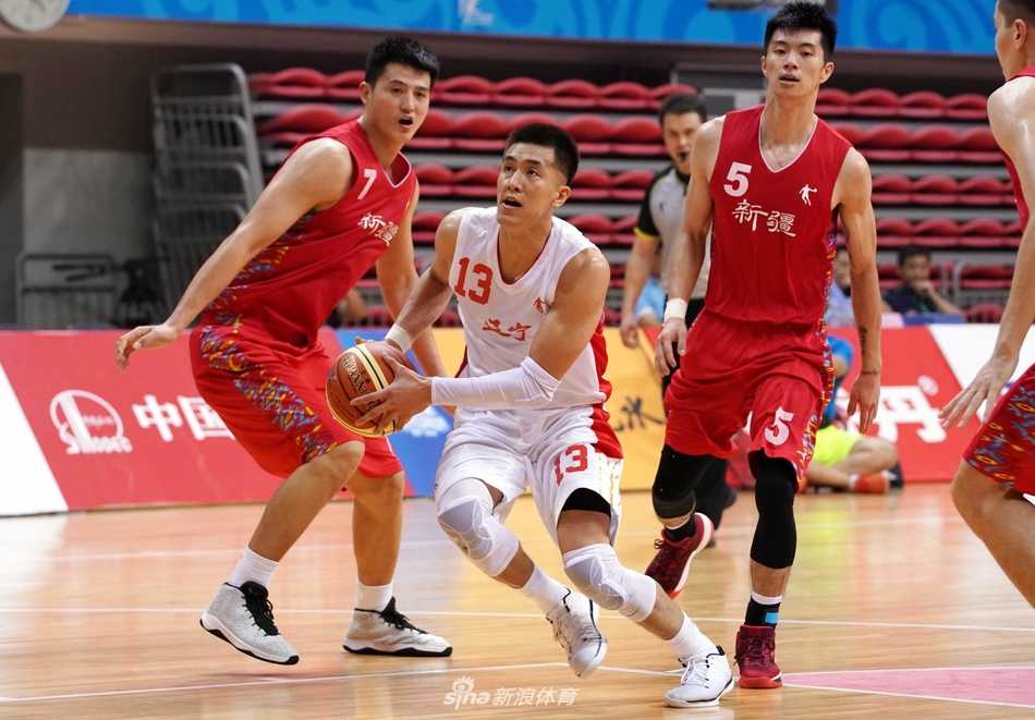 辽篮全运终圆梦:五十八载风雨路,将士齐心破疆擒王夺冠 夺冠庆典上,郭艾伦怀抱金牌咧嘴大笑,像个孩子一样开心,身旁的队友们纷纷伸出手触摸这座来之不易的冠军奖杯,每个人的脸上都洋溢着幸福。