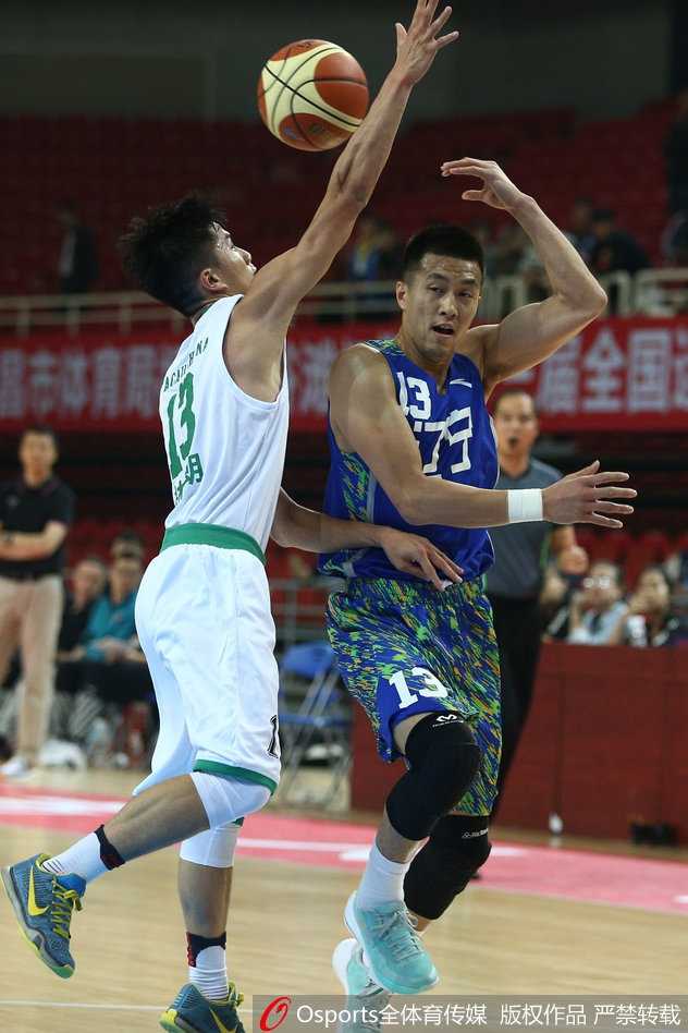 郭艾伦抢断成功后迅速反击，他压低重心加速冲刺，眼神坚毅如同饿虎扑食一般直扑篮下。