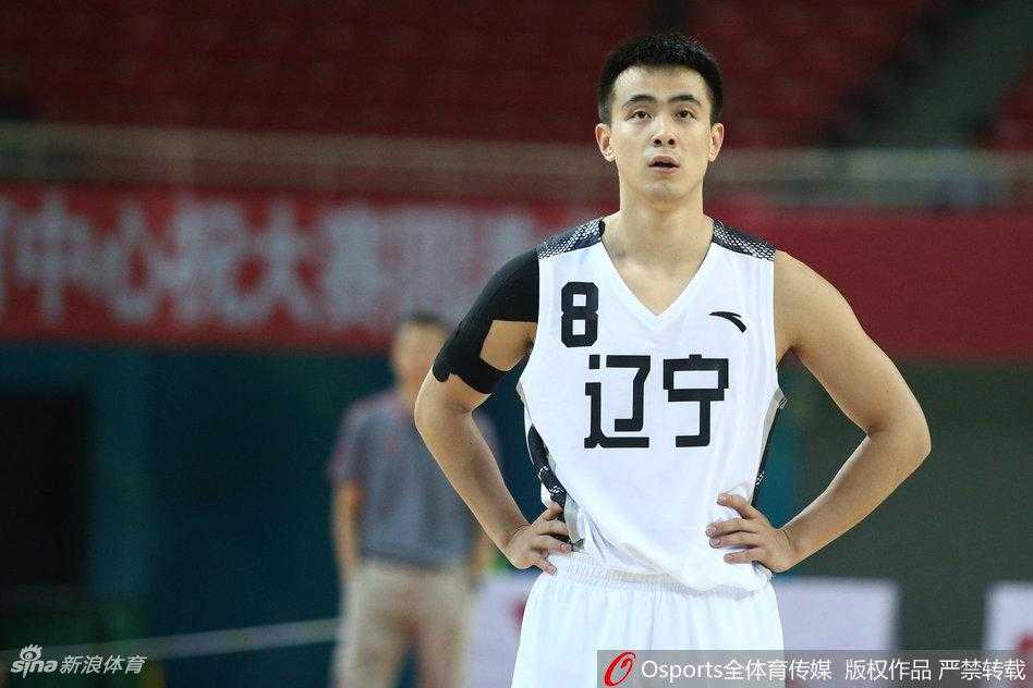 辽宁大脑赵继伟在面对河南队的严密防守时，闲庭信步般观察队友跑位，用一记精准的传球撕开对手整条防线。